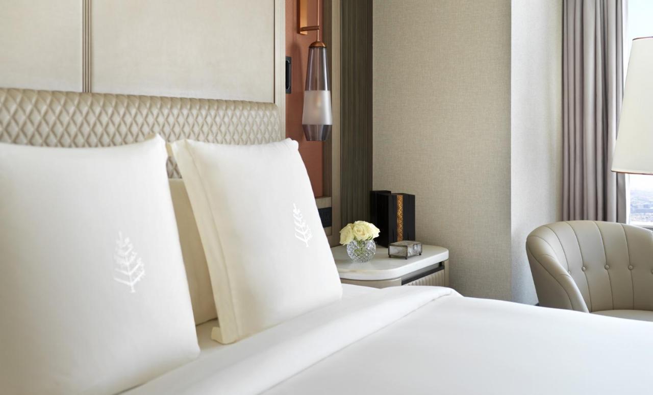 Four Seasons Hotel Рияд Екстериор снимка A guest room at The St. Regis Mumbai